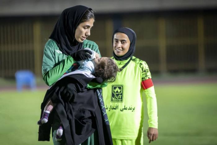 الهام فرهمند و دخترش آرنیکا در زمین چمن
