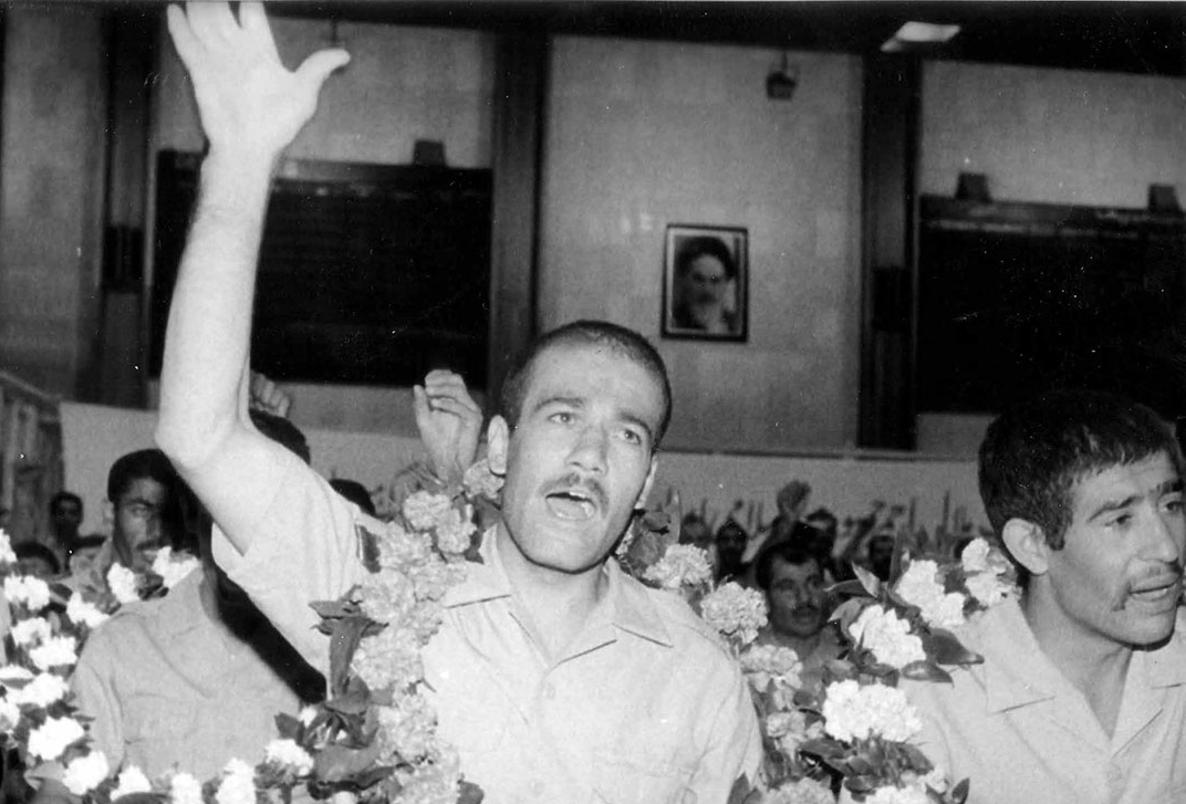 عکس‌های تلخ و شیرین از بازگشت آزادگان که ندیده اید