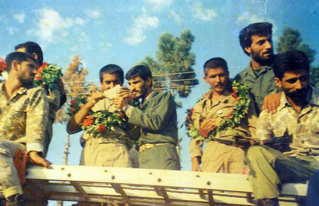 عکس‌های تلخ و شیرین از بازگشت آزادگان که ندیده اید