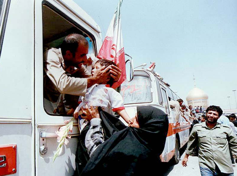 عکس‌های تلخ و شیرین از بازگشت آزادگان که ندیده اید