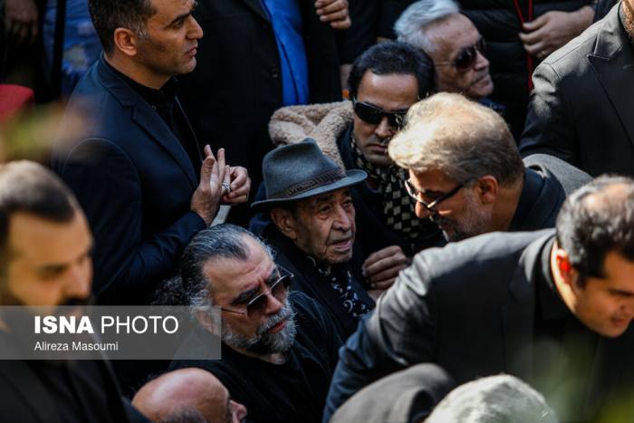 ایرج در مراسم تشییع پیکر زنده یاد اکبر گلپا در قطعه هنرمندان ایران