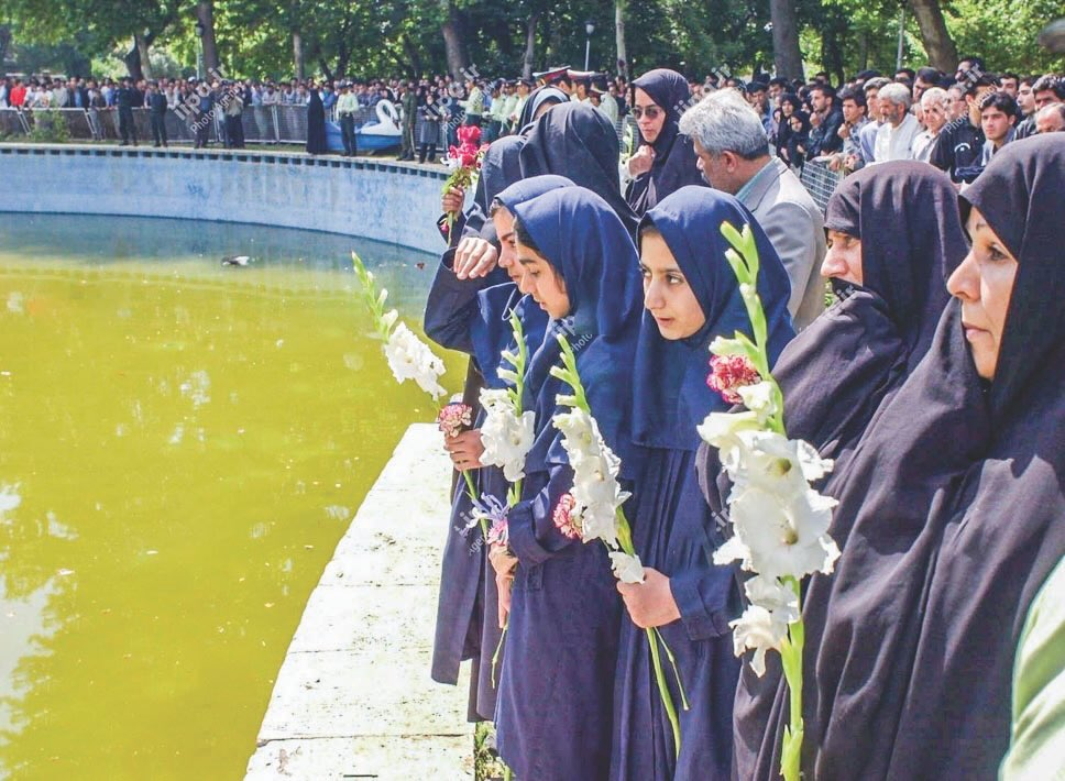 گرامیداشت دانش اموزان عرق شده در دریاچه پارک شهر در سال ۸۱