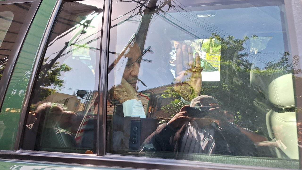 اولین عکس از محمود احمدی نژاد در راه وزارت کشور
