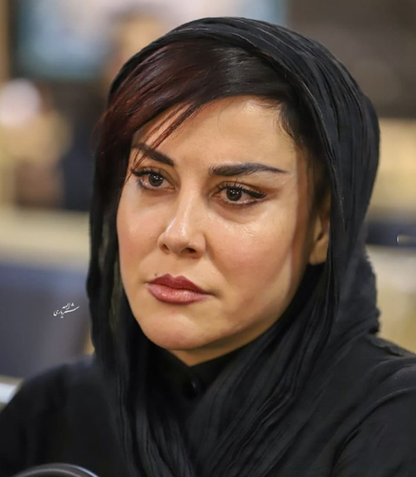 آخرین عکسی از که آشا محرابی ثبت شده. در حاشیه مراسم تشییع زهره حمیدی