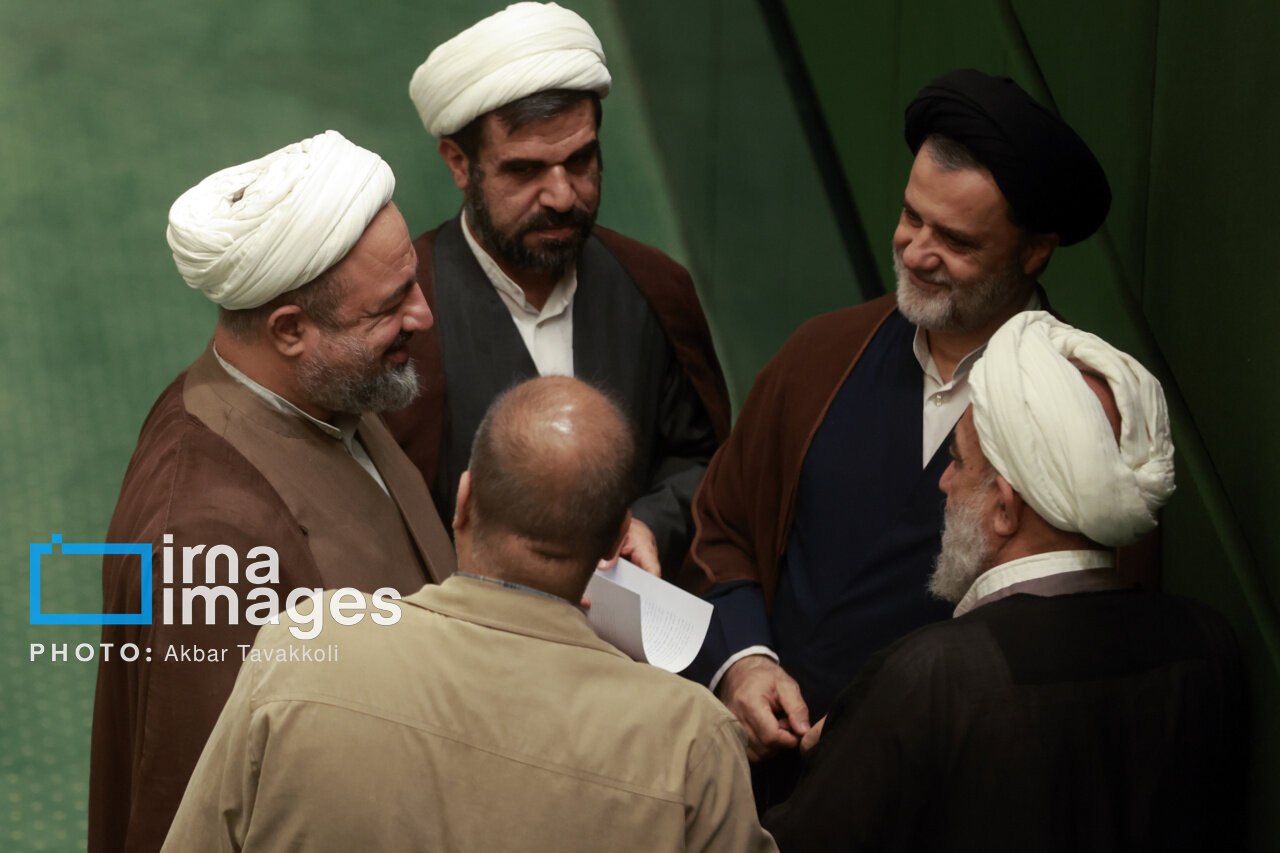 ماجرای این عکس گرفته شده از صحن مجلس امروز /یک گعده حساسیت برانگیز