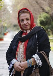 گیتی معینی با تیپ سپرت و روسری قرمز