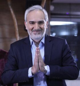 عکس بیژن بنفشه خواه با کت مشکی