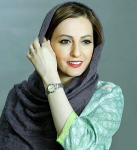 عکس شقایق دهقان با شال طوسی