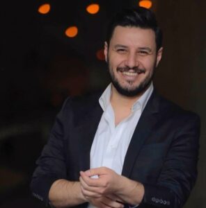 عکس جواد عزتی با کت مشکی لباس سفید