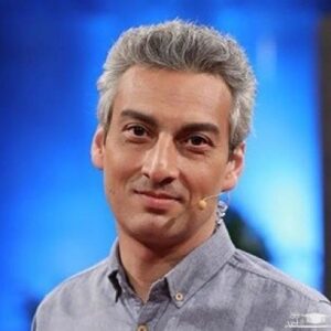 پرتره ارژنگ امیرفضلی با پیراهن طوسی