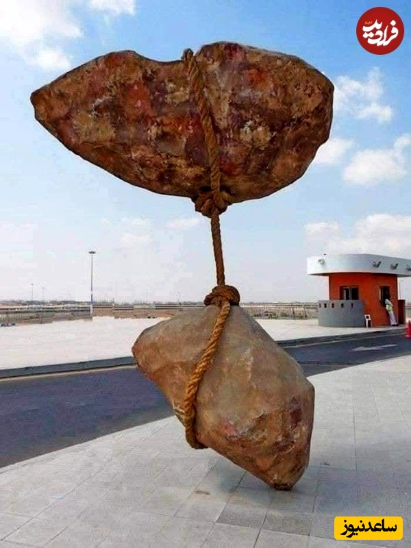 مجسمه سنگ معلق