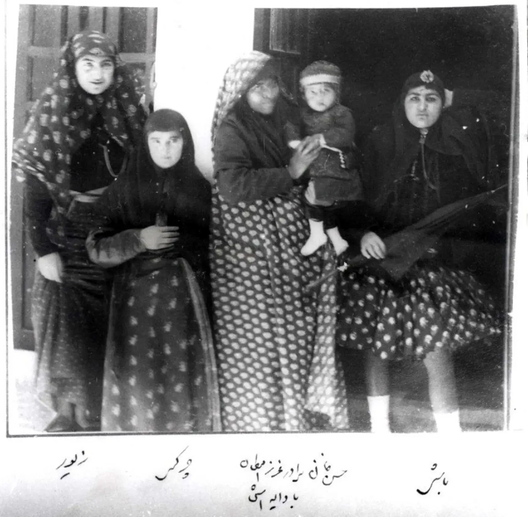سفر به عصر قجر؛ زنان ناصرالدین شاه برای دوربین ژست می‌گیرند!
