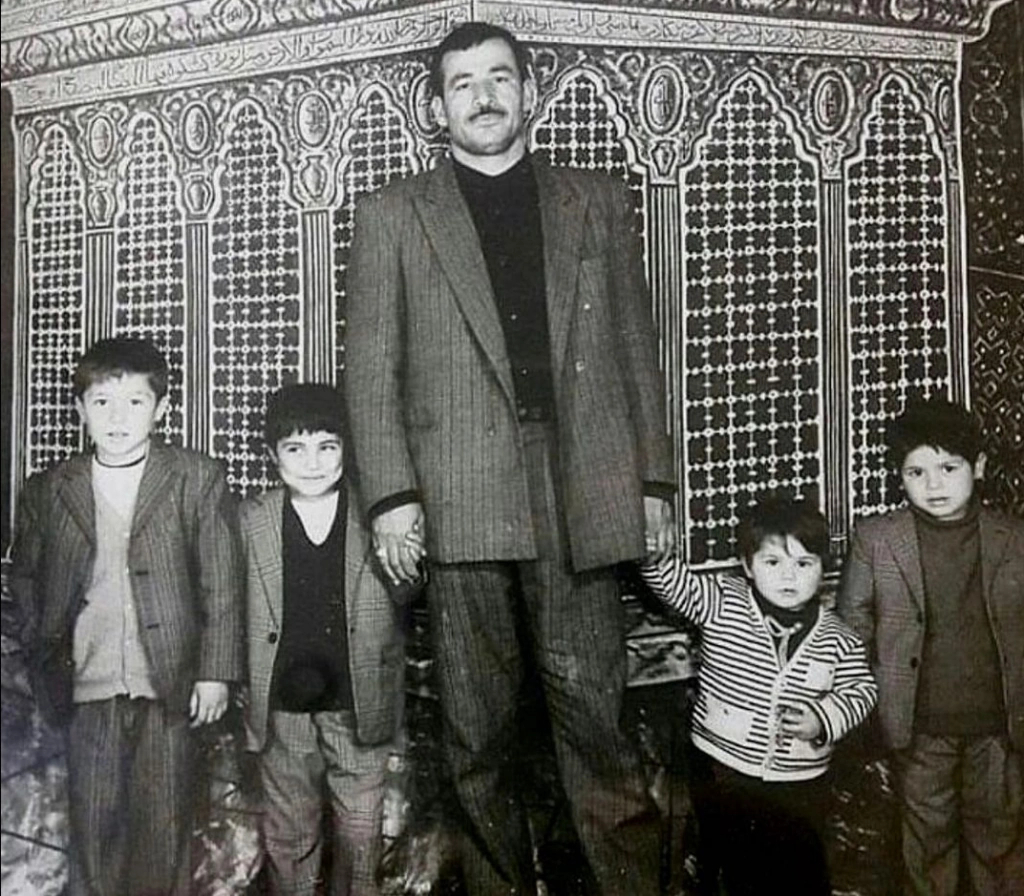 علی دایی در کودکی در کنار خانواده