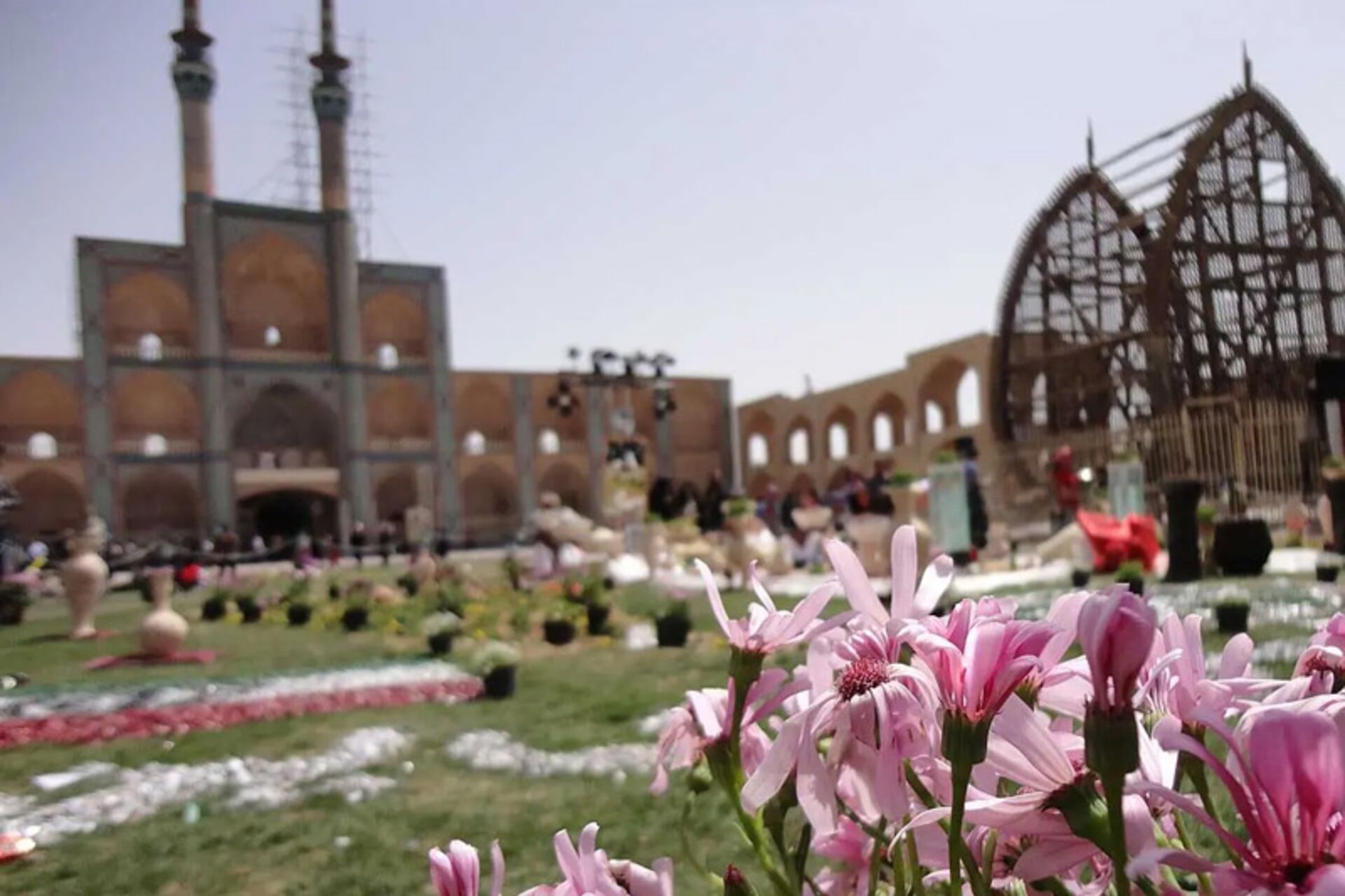 میدان امیرچخماق در فصل بهار