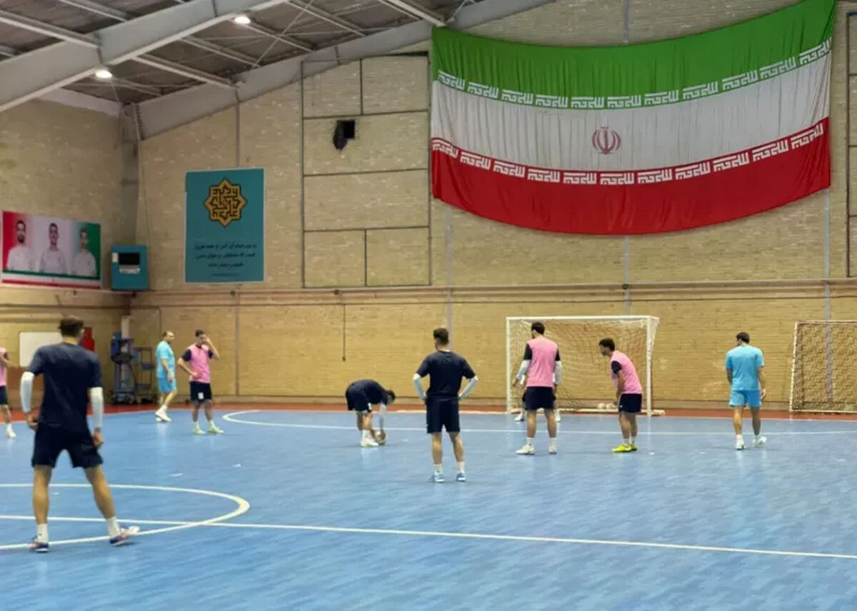 کاپیتان ایران با دماغ چسب زده