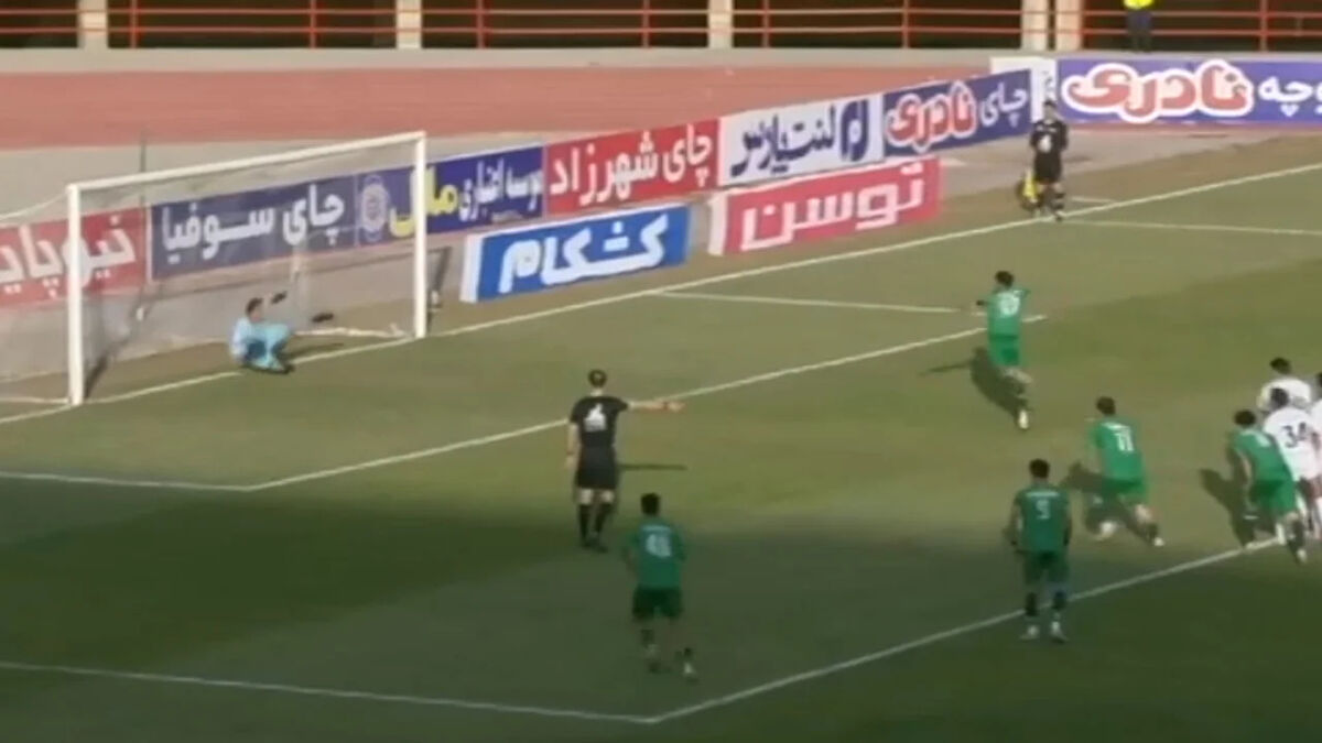 گل اول شمس آذر به مس رفسنجان با ضربه پنالتی ربیع‌زاده