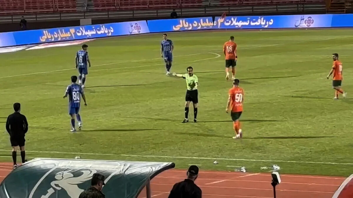 خواهش داور از بازیکن مس؛ بابا، بذار بازی‌مون رو انجام بدیم!