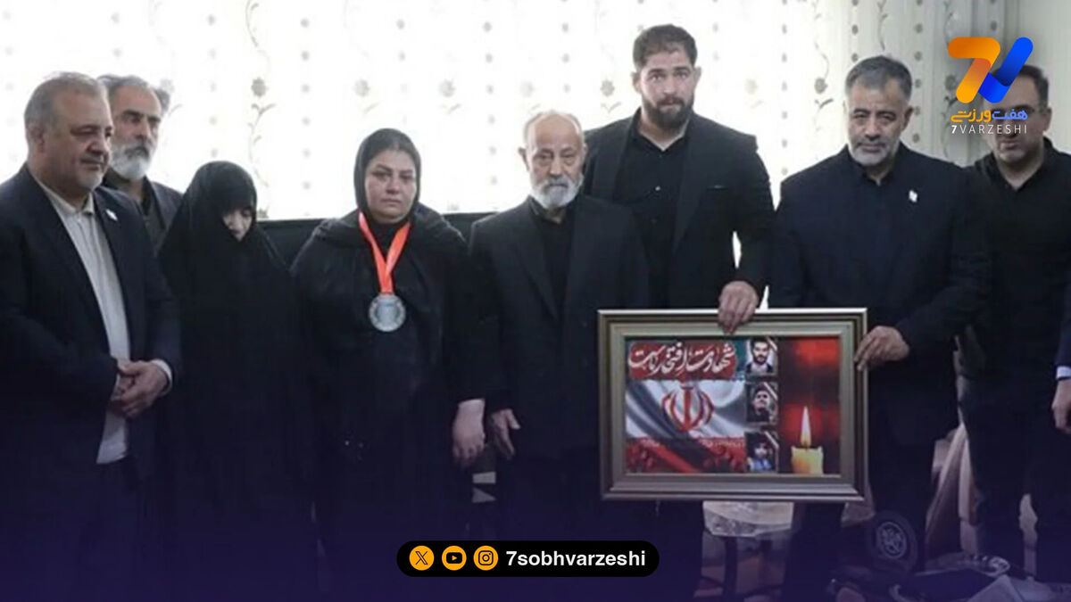 نقره ارتش‌های جهان بر گردن مادر سه شهید؛ حرکت زیبای جان محمدزاده در روز ارتش