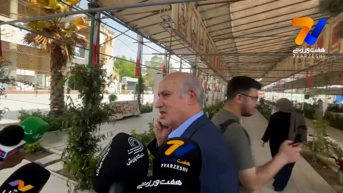 مهدی تاج رییس فدراسیون فوتبال بدون گفتگو با خبرنگاران مراسم را ترک کرد