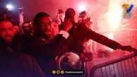 توپ طلای دمبله در خیابان های پاریس؛ دست هواداران هم به توپ رسید