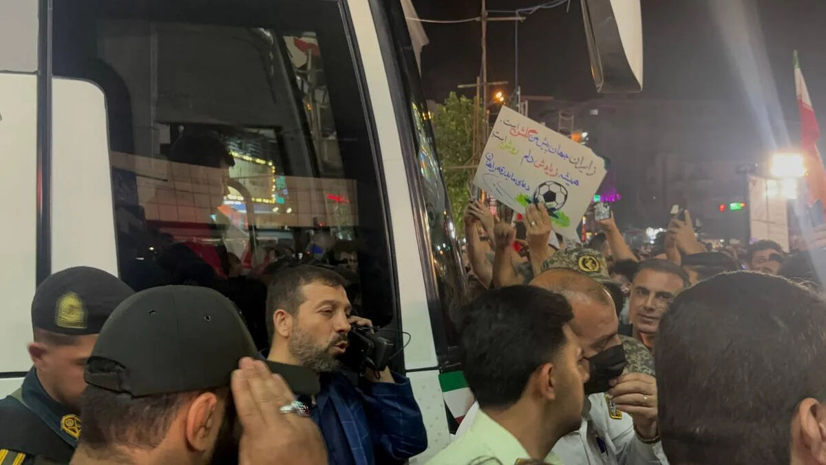 ورود اتوبوس تیم ملی و بی نظمی فاجعه بار در میدان انقلاب!