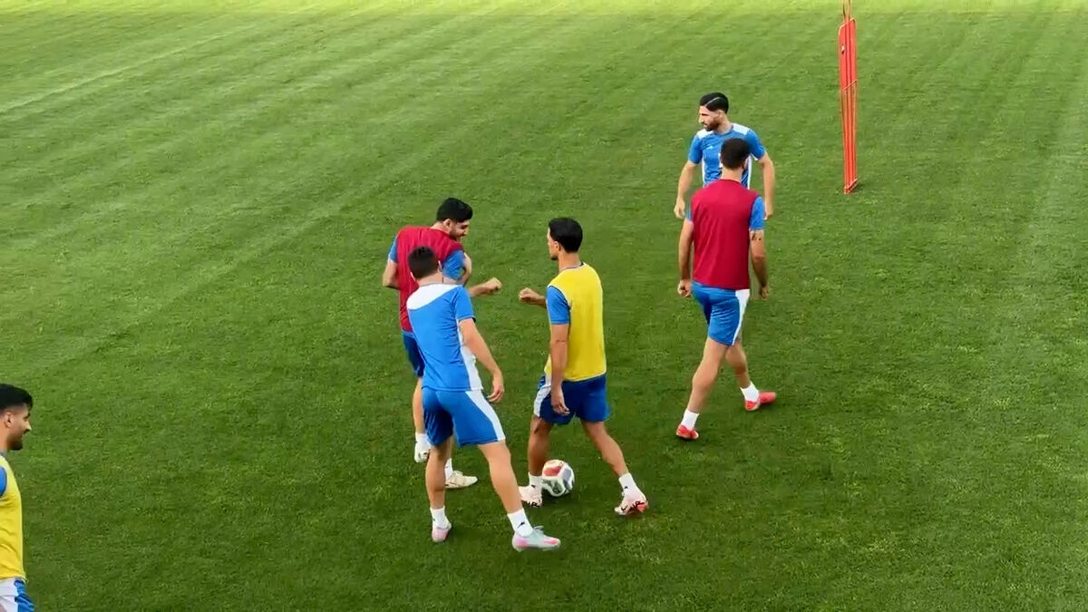کتک خوردن مهدی ترابی از بازیکن‌ها به علت پاس اشتباه