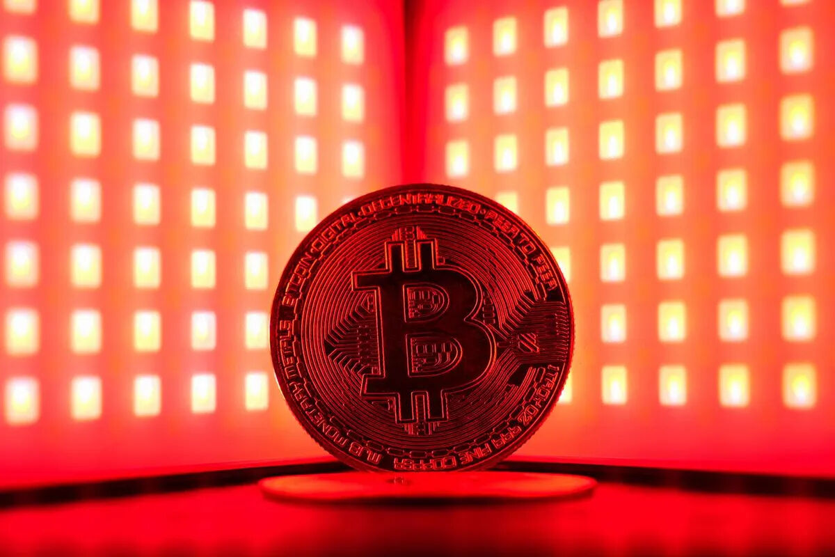 اخطار قرمز برای بیت کوین؛ فشار بازار مشتقات و ساختار قیمت چه نکاتی را فاش می‌کند؟