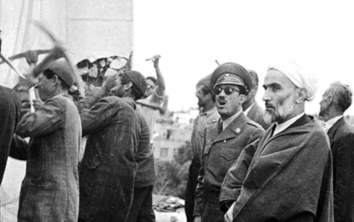 صدسال صد‌قصه دیگر؛ حافظ،‌ نرسیده‌ به‌ چهارراه‌ کالج