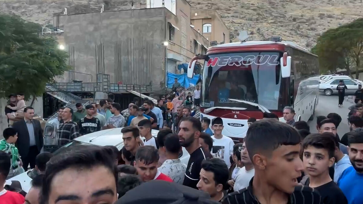 ازدحام جمعیت سد راه ورود خیبر به ورزشگاه خرم آباد