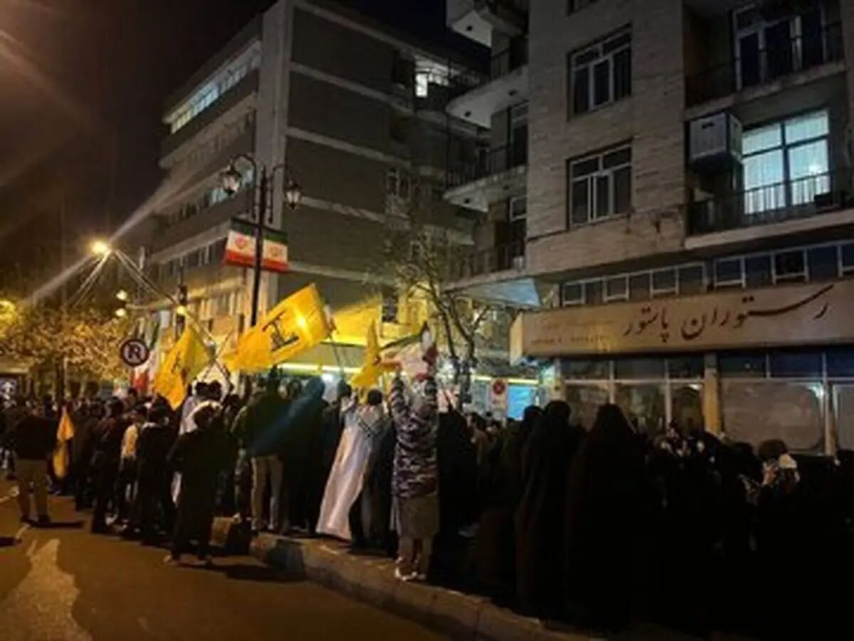 تجمع مقابل شورای عالی امنیت ملی بعد از ترور سردار سپاه