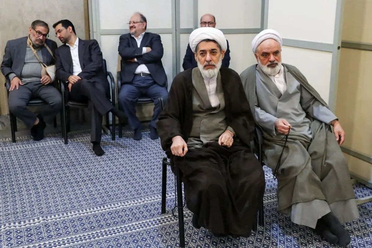 دست شکسته شمخانی در دیدار با رهبر انقلاب
