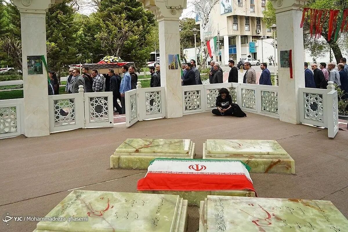 عکس| نماز خواندن احمدی‌نژاد و بذرپاش ‌ بر پیکر حمید بهبهانی