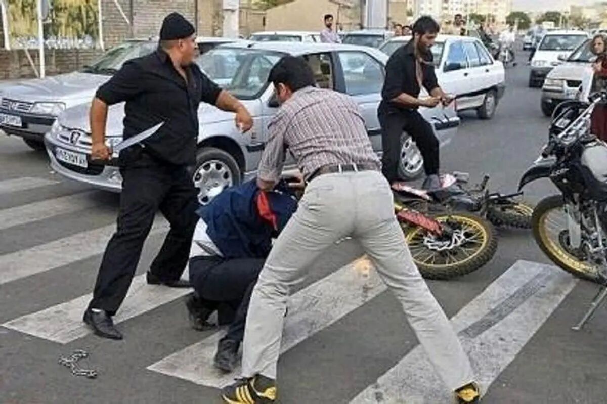 حمله با قمه‌ به خودروی پلیس
