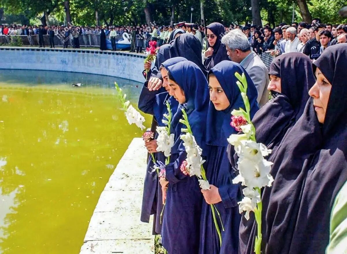 قاب تاریخ| حادثه دلخراش سال ۸۱ در پارک شهر، عکس سیاسی تیم‌ملی ۹۸،‌ممنوعیت عجیب دهه شصتی و احمدی‌نژاد و چاوز