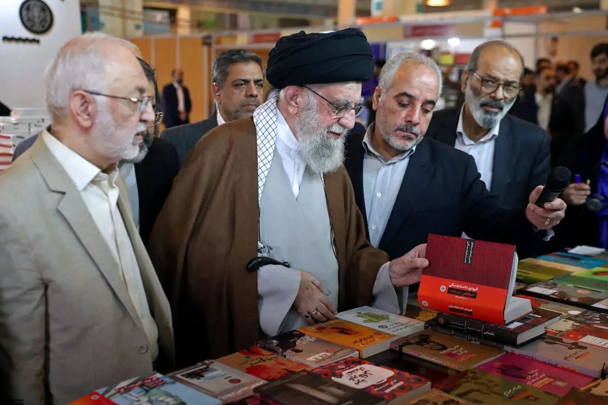 ‌دو کتابی که رهبری از دو نویسنده مشهور روس ‌تورق کردند‌