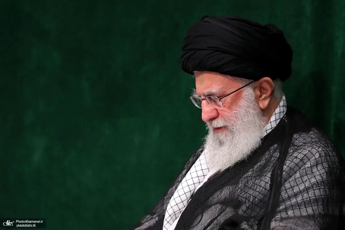 عکسی از حضور رهبر انقلاب در منزل ابراهیم رئیسی را ببینید