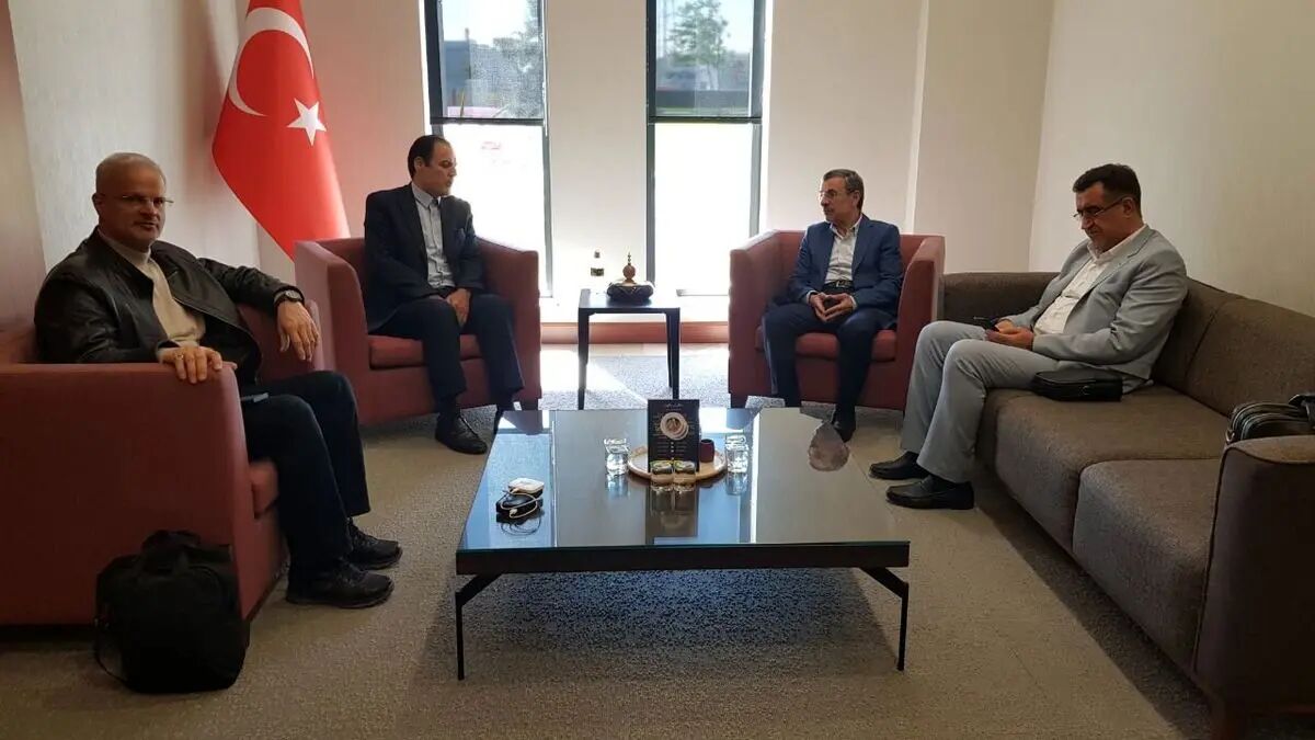 عکس| محمود احمدی‌نژاد در فرودگاه استانبول