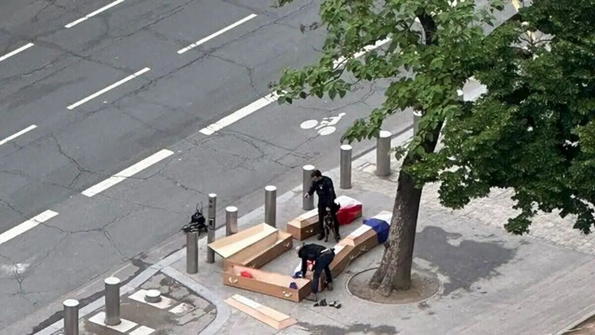 کشف ۵ تابوت ‌پوشیده در پرچم فرانسه کنار برج ایفل