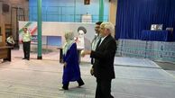 عکسی از محمدرضا عارف و همسرش پای صندوق رای