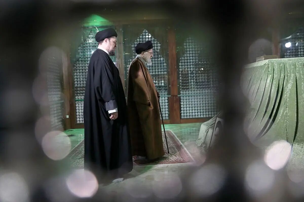 حضور رهبر انقلاب در حرم مطهر حضرت امام خمینی (ره)