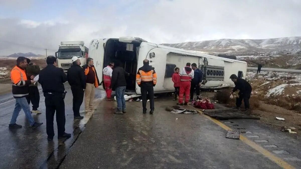 یک کشته در پی واژگونی اتوبوس مسافربری