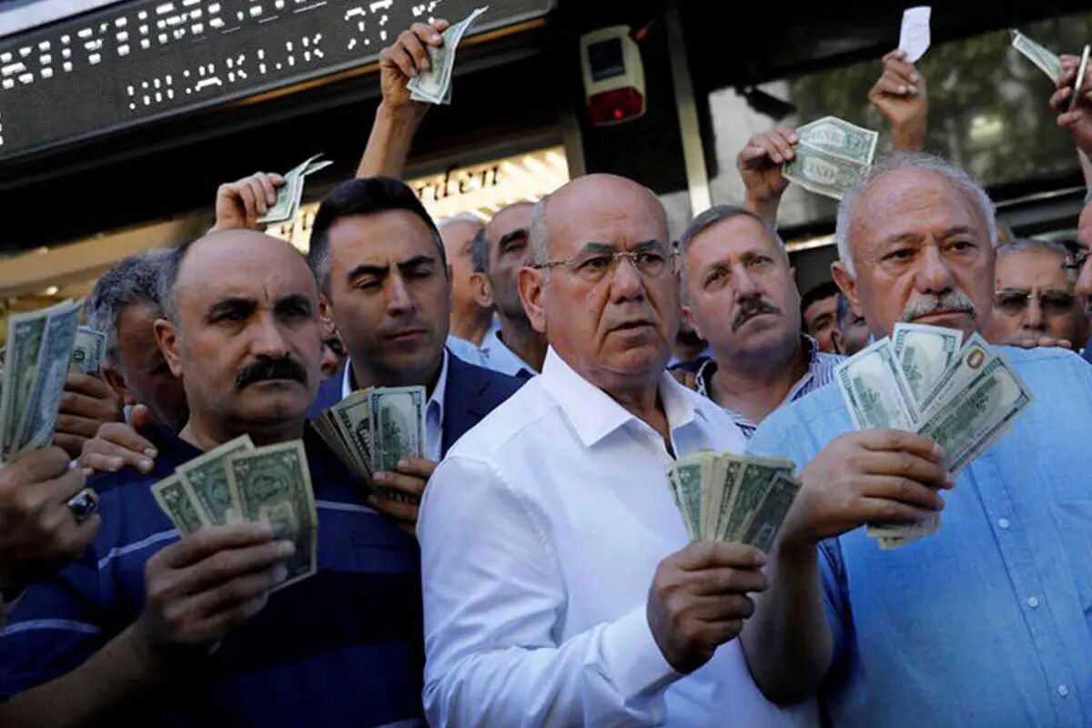 پیش بینی قیمت دلار ۷ فروردین ۱۴۰۴؛ عقب‌نشینی دلار ادامه دارد