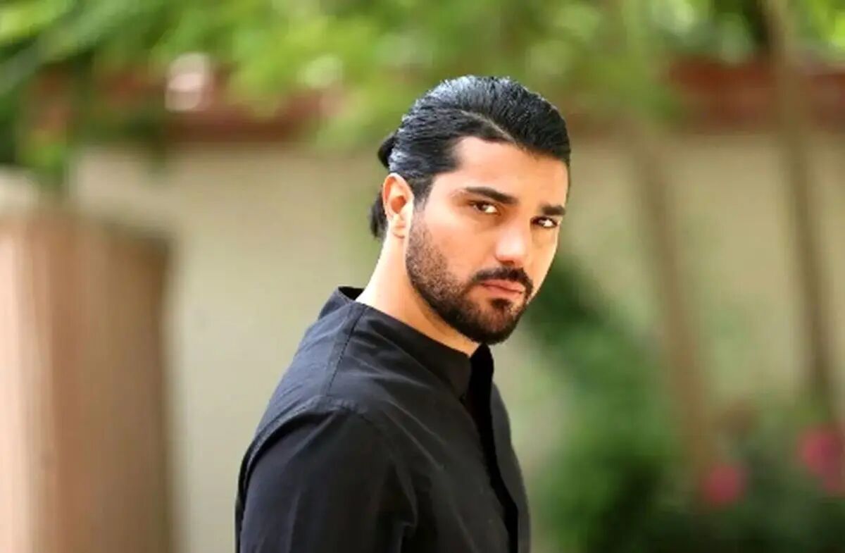 ابراز عشق احساسی سینا مهراد، بازیگر سریال آقازاده به مادر جوان و محجبه‌اش در ملاعام