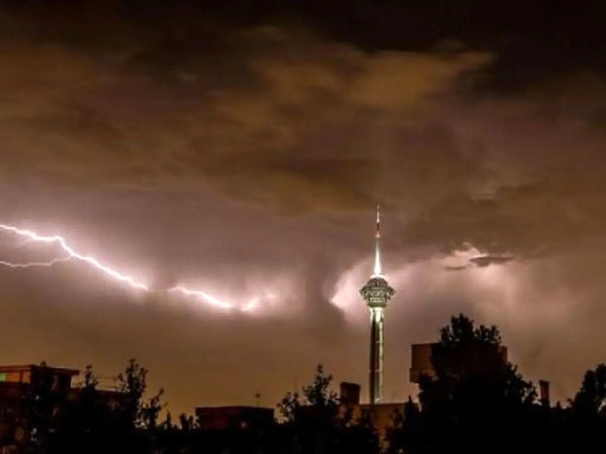 هشدار سطح نارنجی برای تهران؛ وزش باد شدید و احتمال توفان و تگرگ در راه است
