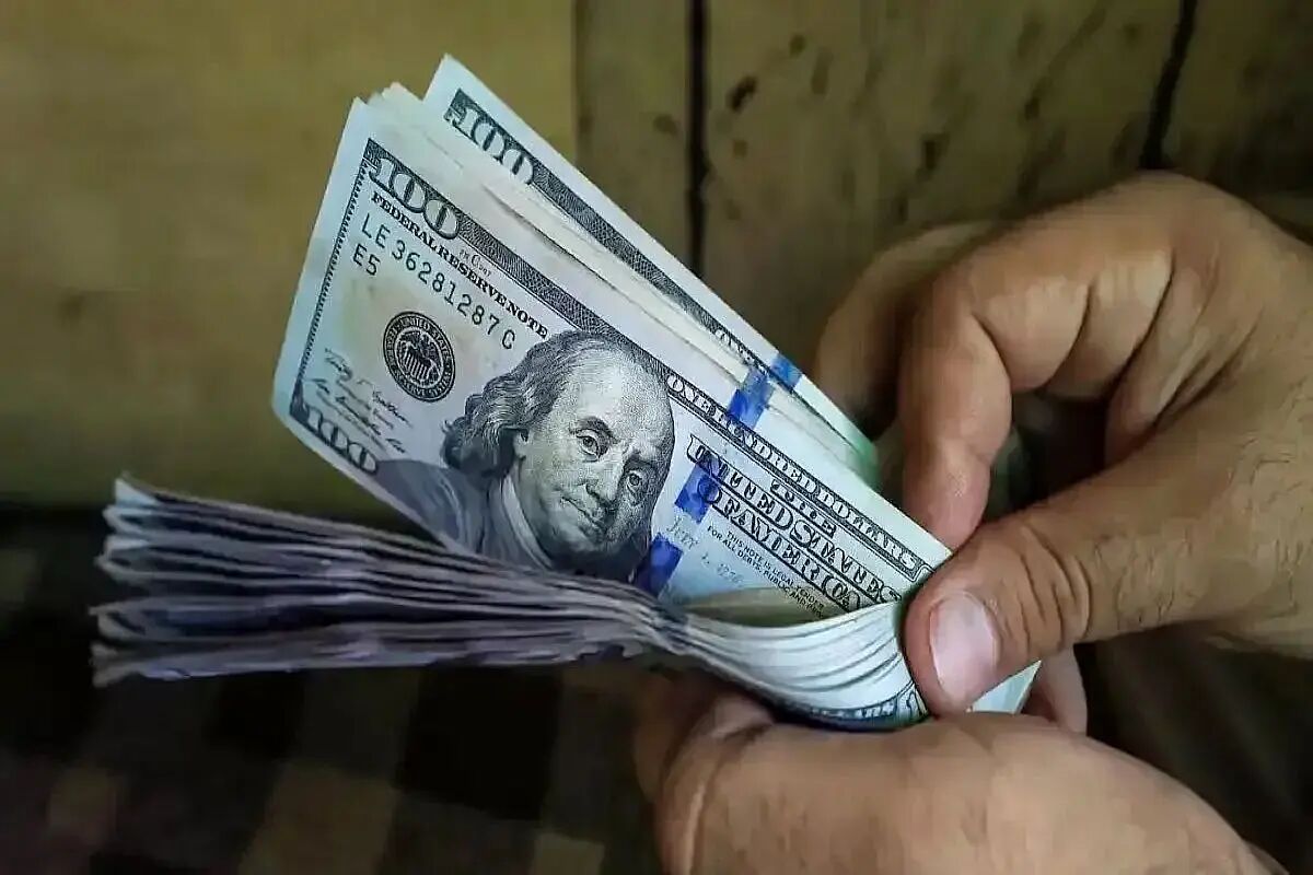 سقوط دلار در پی سیاست‌های تجاری آمریکا