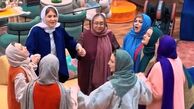 نگاهی به طراحی خاص لباس بانوان جوکر/ از بیسِ فرانسوی گلوریا هاردی تا تم تیره شیک نعیمه نظام‌دوست
