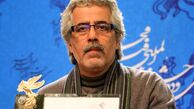 احمدرضا درویش جایزه‌هایش را به سحر امامی مجری شبکه خبر اهدا کرد
