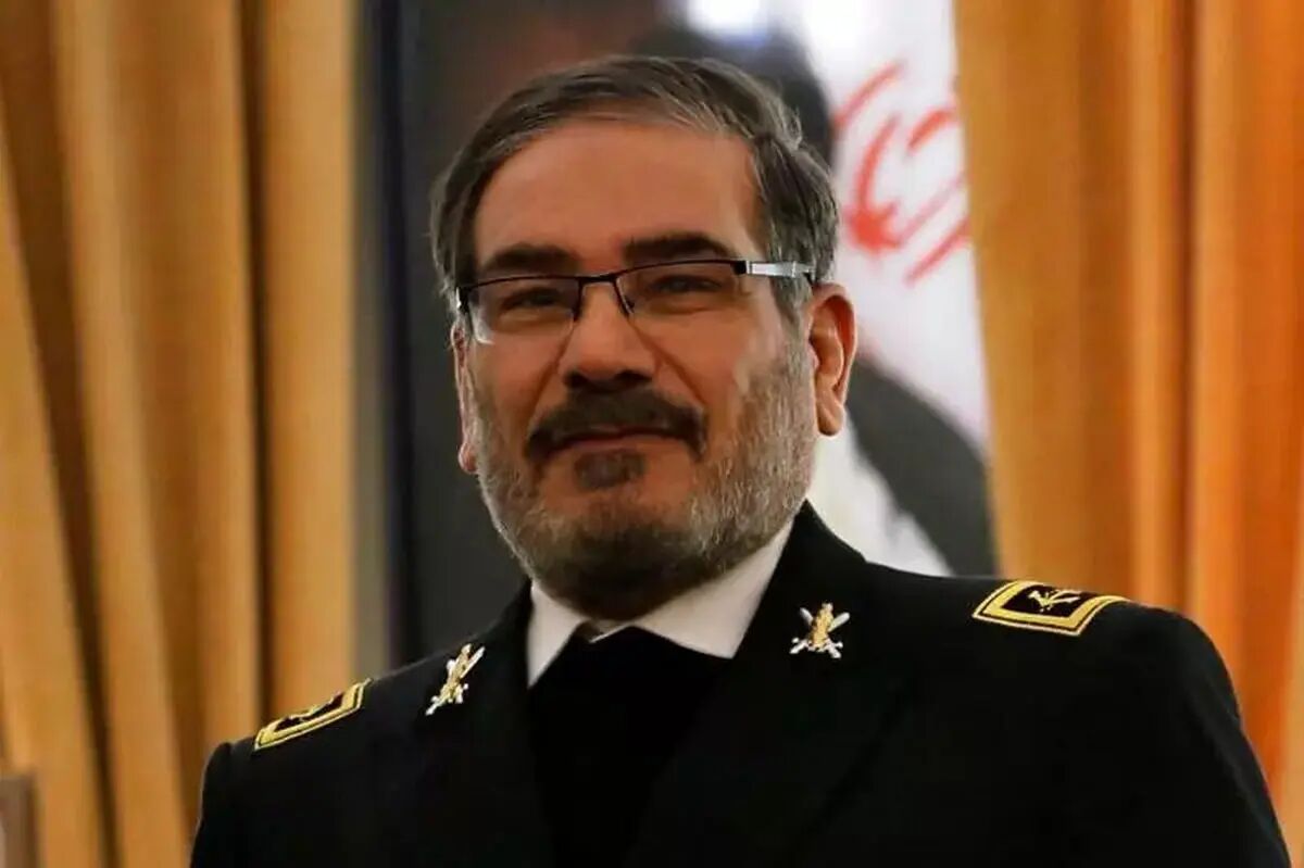 حضور علی شمخانی در مراسم وداع با شهدا؛ از بیمارستان به میدان انقلاب