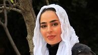 سمانه پاکدل با تیپی متفاوت در کافه‌ای دنج؛ ژستی عاشقانه و خاص