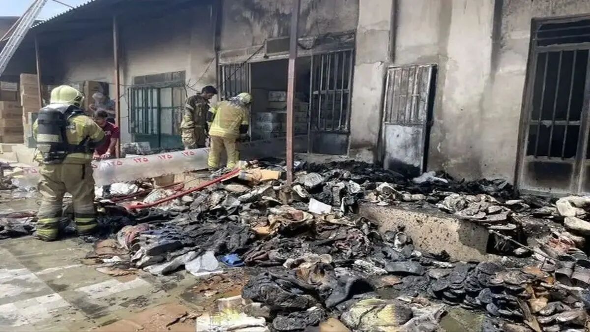 آتش سوزی یک فروشگاه کفش زیر پل روشندلان